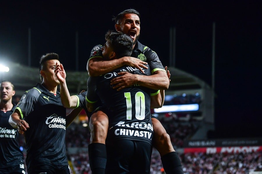 Alexis Vega y Miguel Ponce festejando un gol