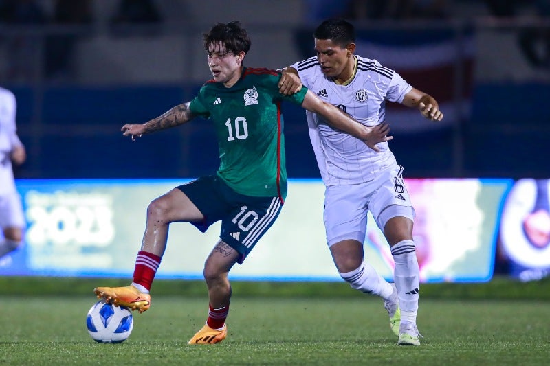 Carrillo jugando con la Selección Mexicana