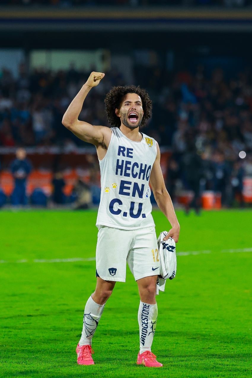 César Huerta con su playera 'Re-hecho en CU'