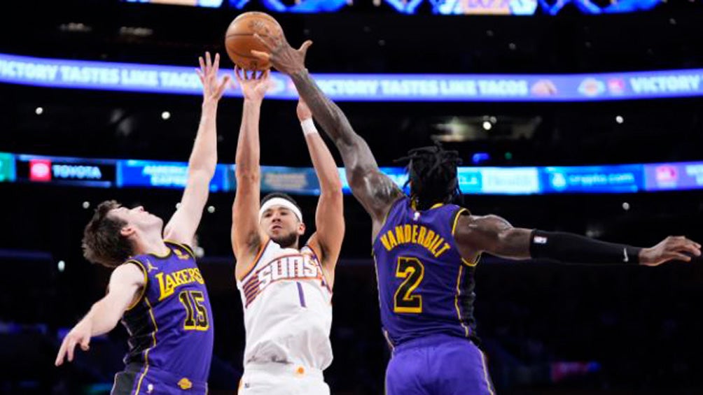 Devin Booker anota ante la marca de sus rivales