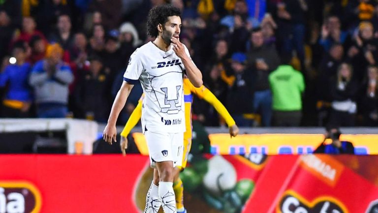 César Huerta jugando con Pumas