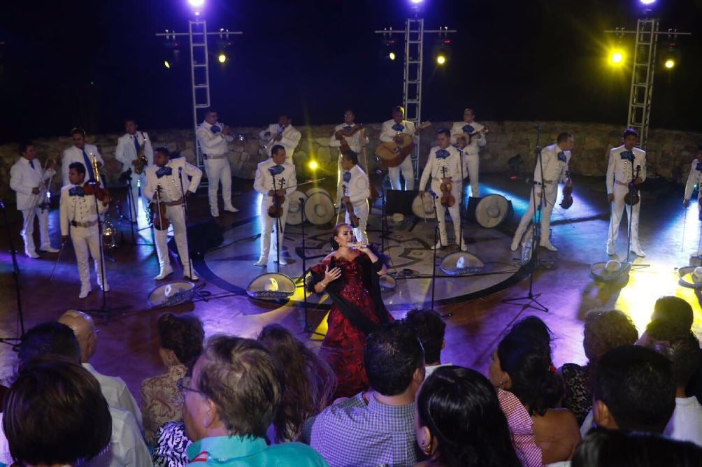 Aida Cuevas durante el evento de revelación de la estatua