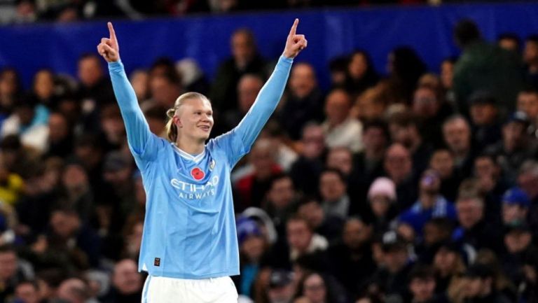 Erling Haaland jugando con Manchester City