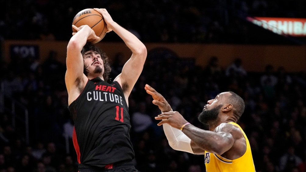 Jaime Jáquez Jr encestando frente a Lebron James