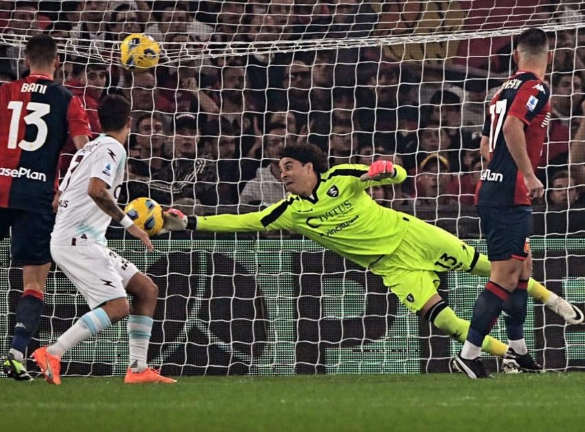 Memo Ochoa en un partido con la Salernitana