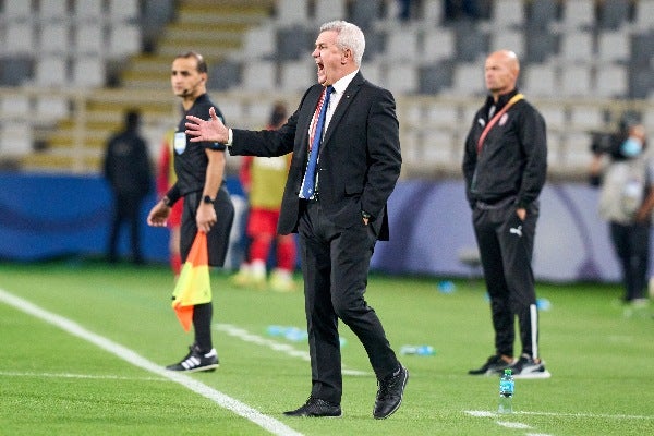 Javier Aguirre dando instrucciones