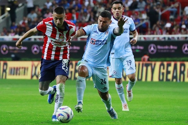 Juan Escobar disputando el balón