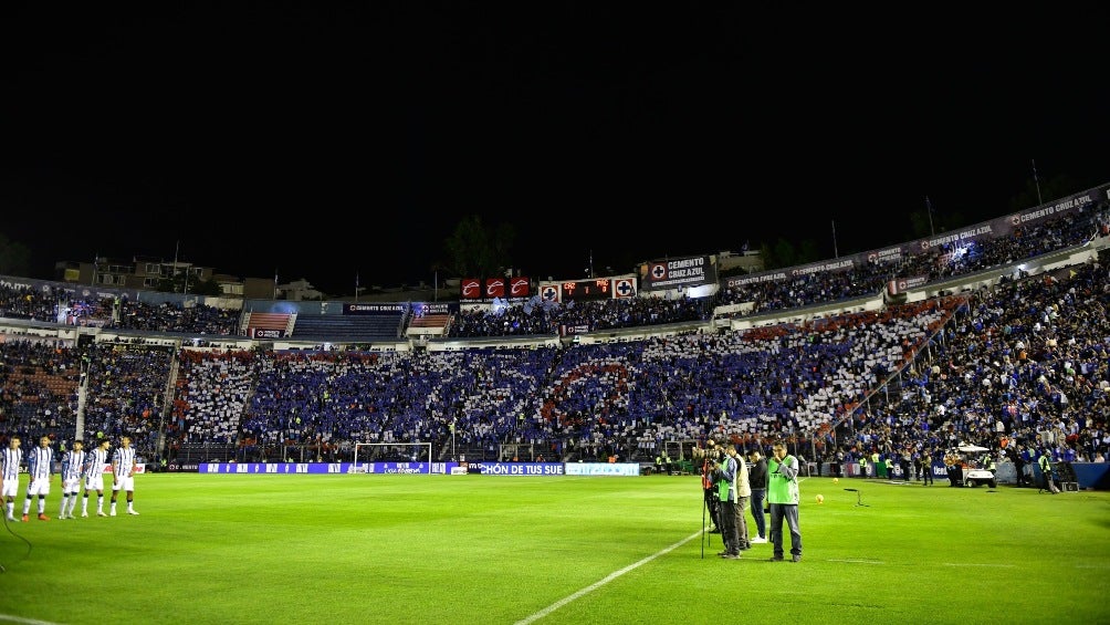 ¡Fiesta celeste! Afición de Cruz Azul realizó un mosaico por aniversario del equipo en Primera División