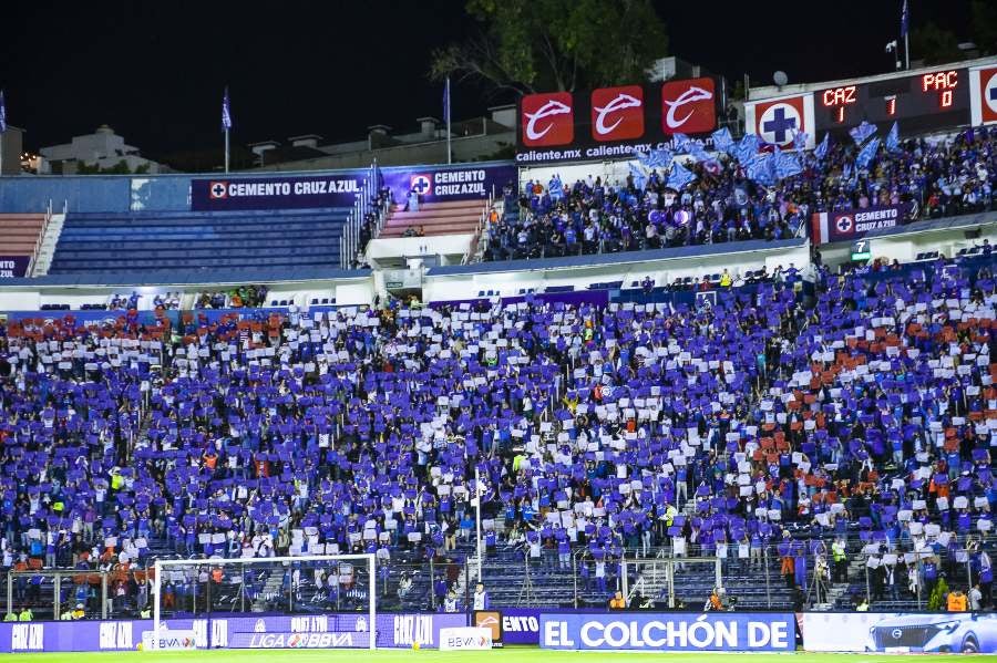 Afición de Cruz Azul en el regreso a la Colonia Noche Buena