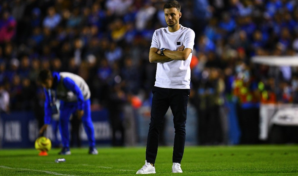 Martín Anselmi dirigiendo a Cruz Azul