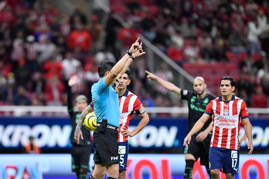 El árbitro anuló dos goles a Chivas