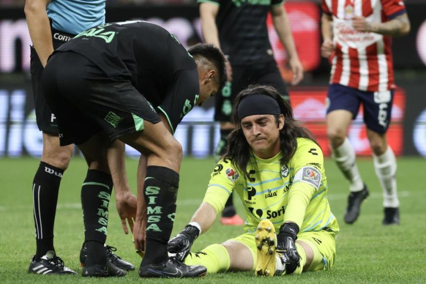 Acevedo salió lesionado del juego entre Chivas y Santos