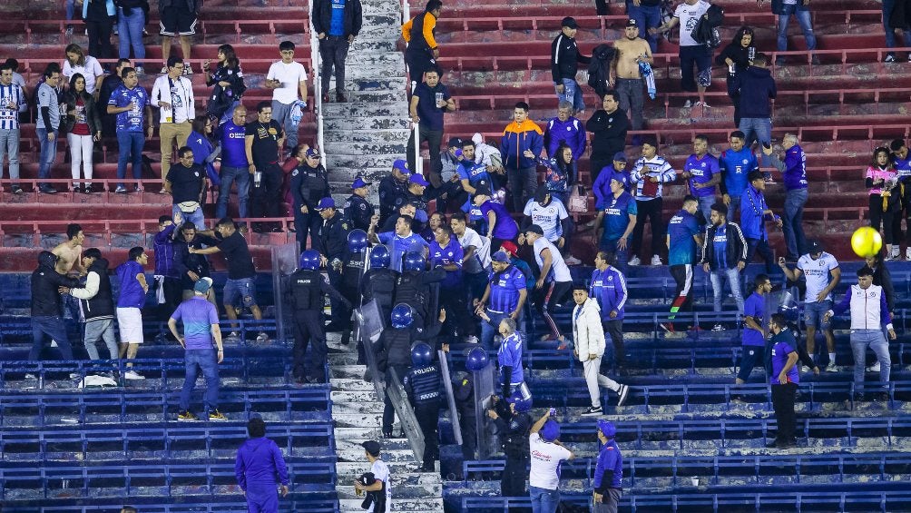 ¡Amargo regreso! Aficionados de Cruz Azul protagonizaron riña tras el partido ante Pachuca