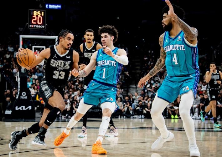 Acciones entre Spurs de San Antonio y Charlotte