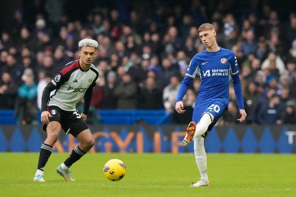 Chelsea y Fulham disputando el balón