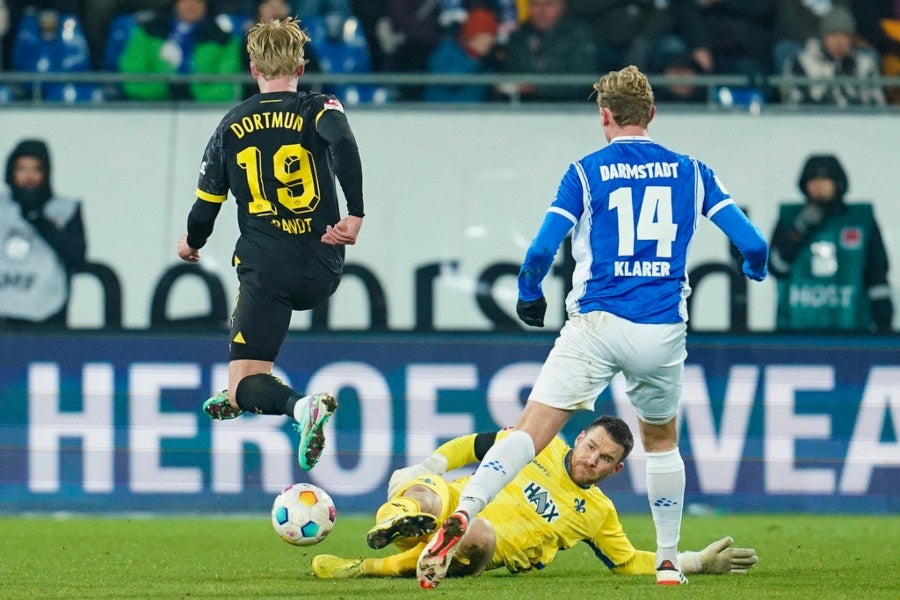 Jadon Sancho asistió en el gol de Julian Brandt