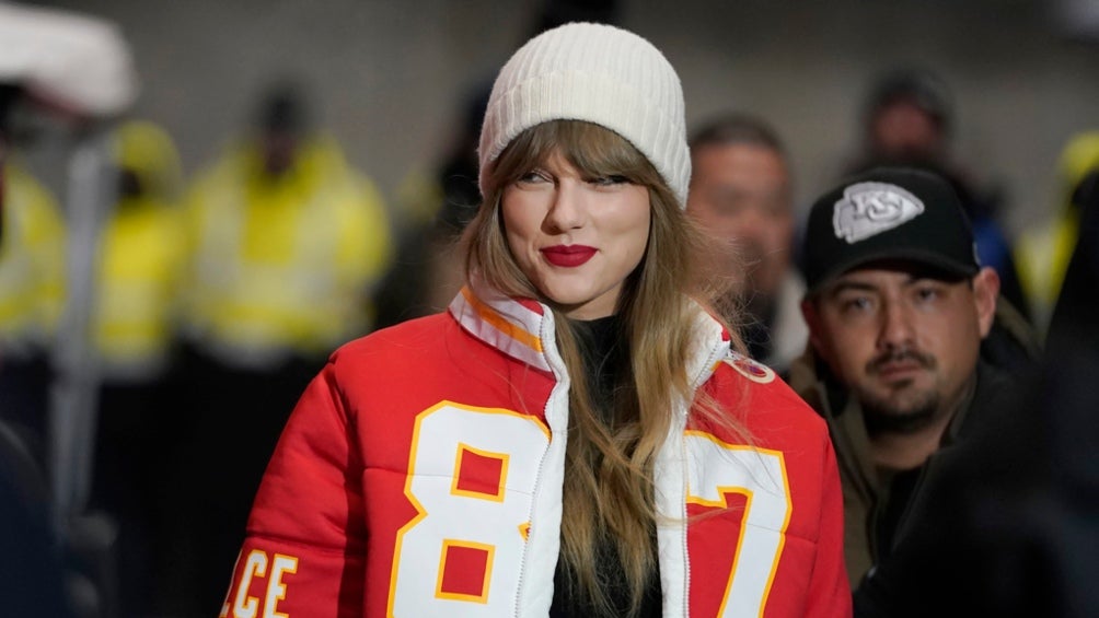 ¡Mucho estilo y amor! Taylor Swift llegó a Arrowhead Stadium con chamarra de Travis Kelce