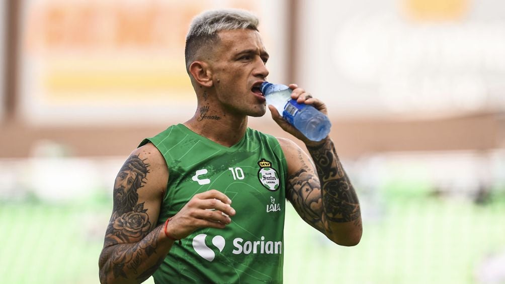 'El Huevo' en un entrenamiento con Santos