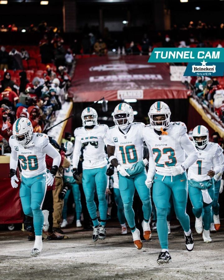 Miami Dolphins saliendo al Arrowhead Stadium