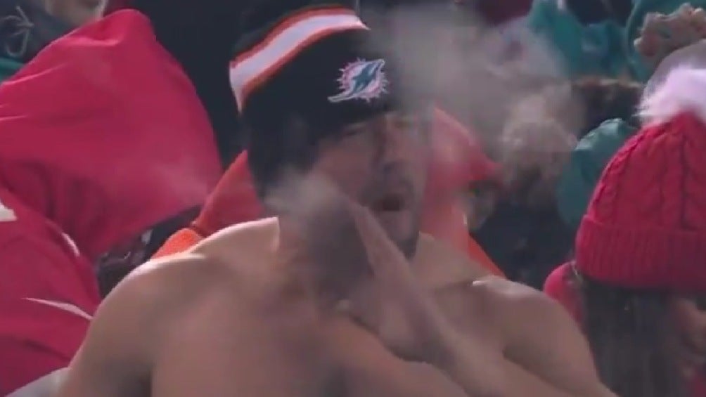 Fan de los Dolphins es tendencia por alentar a su equipo sin camisa 