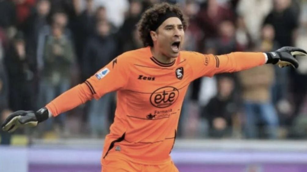 Ochoa en un partido con el Salernitana