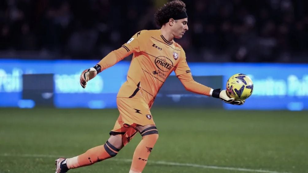 Ochoa en un partido con Salernitana