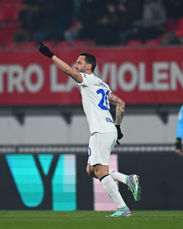 Hakan Calhanoglu celebrando su gol