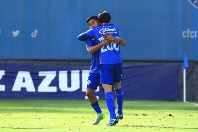 Louis Derbez festeja su gol con un compañero