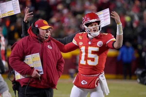 Andy Reid junto a Mahomes 