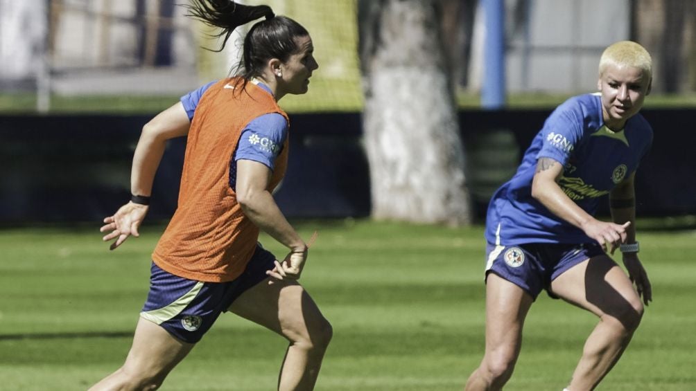 Andrea Pereira durante en entrenamiento con América