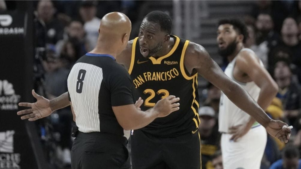 Draymond Green reclamando una decisión arbitral