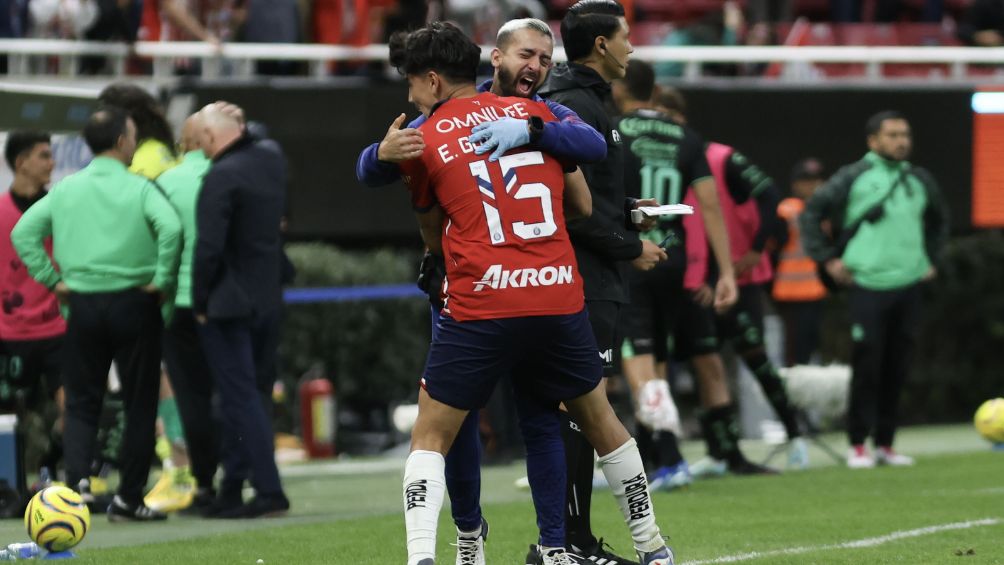 Guti celebra con el cuerpo técnico del Rebaño