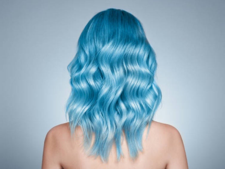 Mujer con el cabello teñido de azul. 