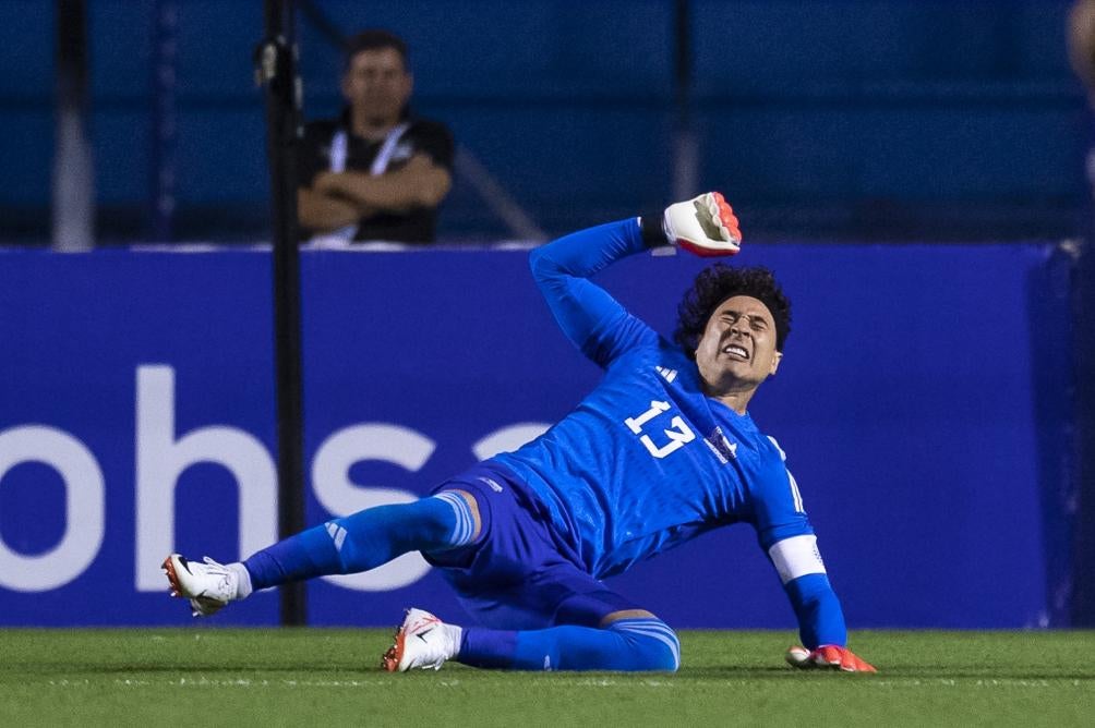 Ochoa en acción con la Selección Mexicana