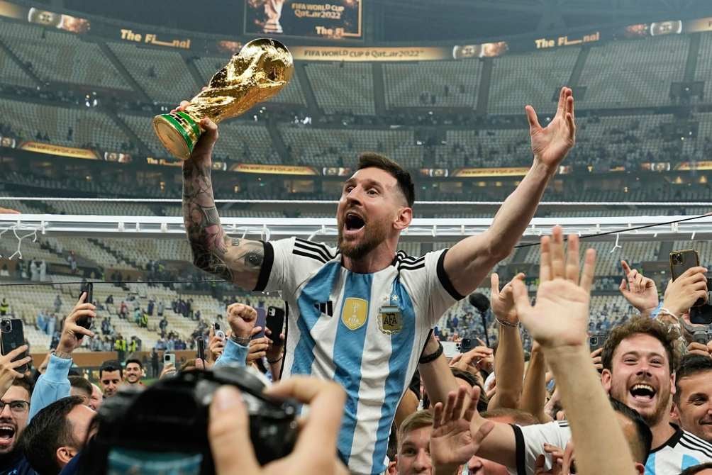 Messi al ser campeón con Argentina en Qatar 2022