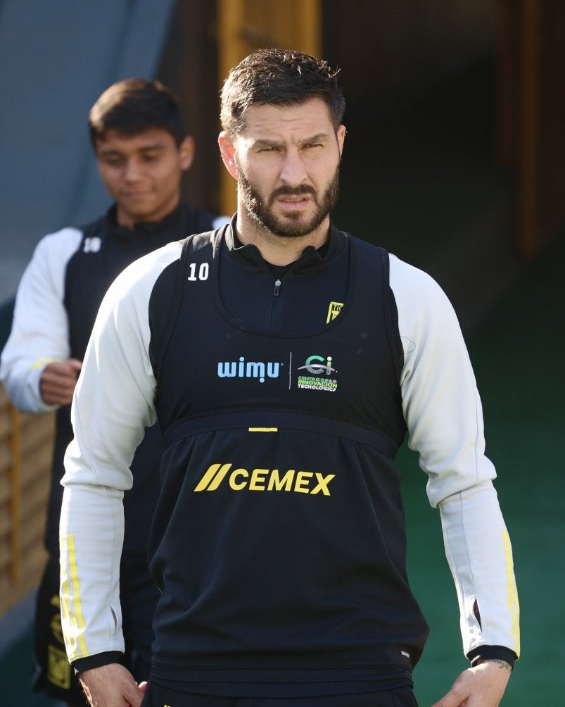 Gignac en el entrenamiento de los felinos