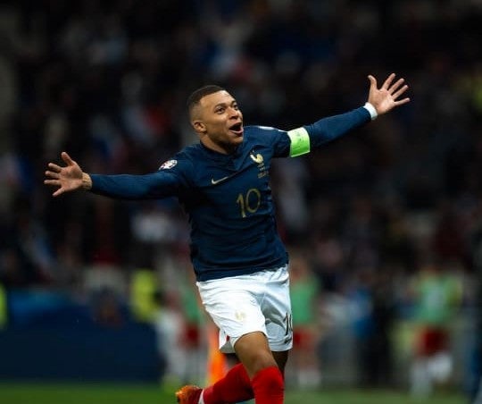 Mbappé festeja tras una anotación