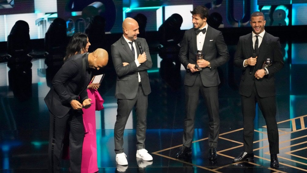 Pep Guardiola recibiendo su premio