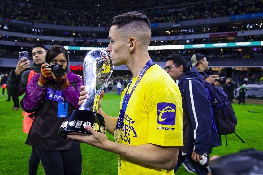 Con el título con América 