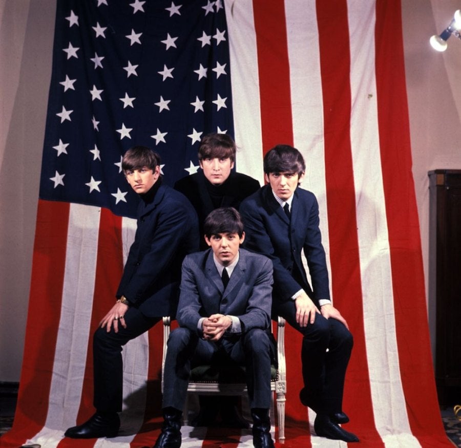 The Beatles con la bandera de Estados Unidos