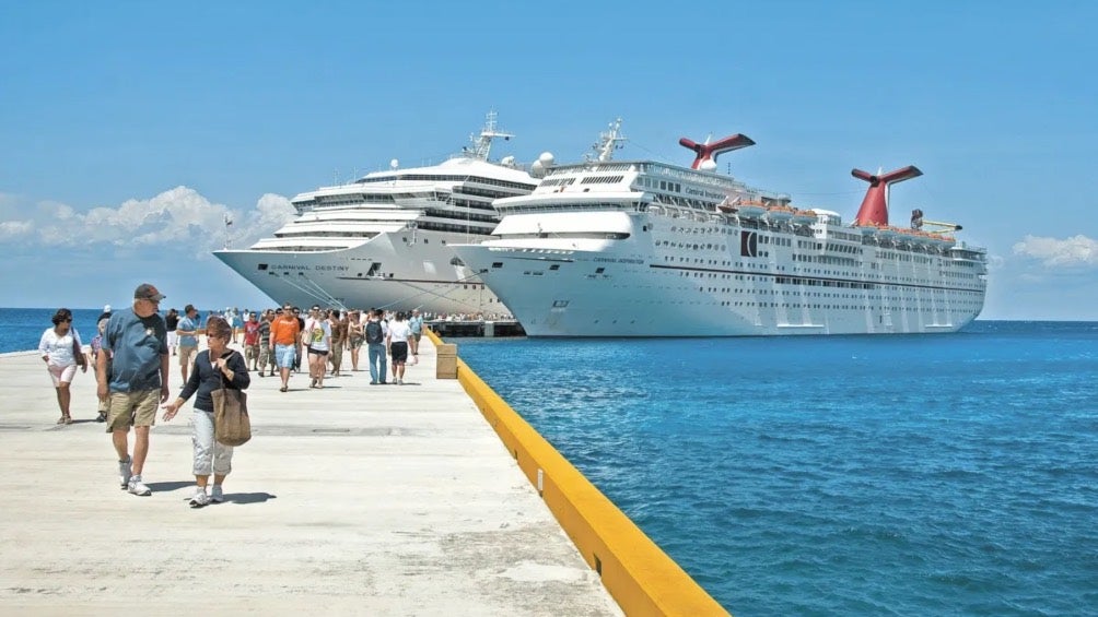 Turistas bajando de los cruceros en Quintana Roo. 