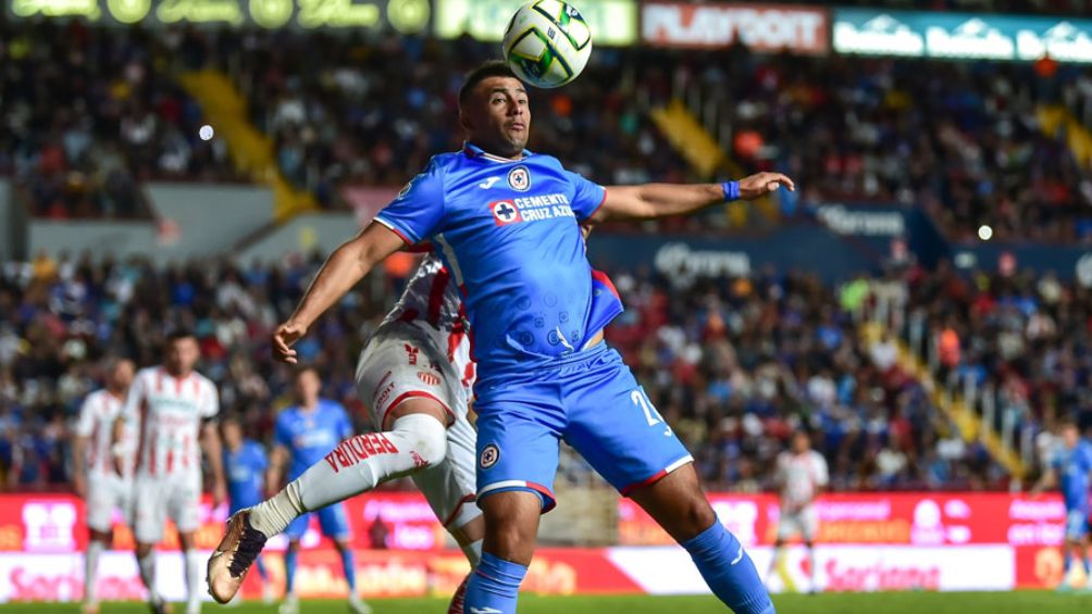 Morales durante un partido con Cruz Azul