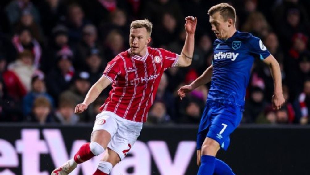 Ward Prowse disputando el balón ante el Bristol