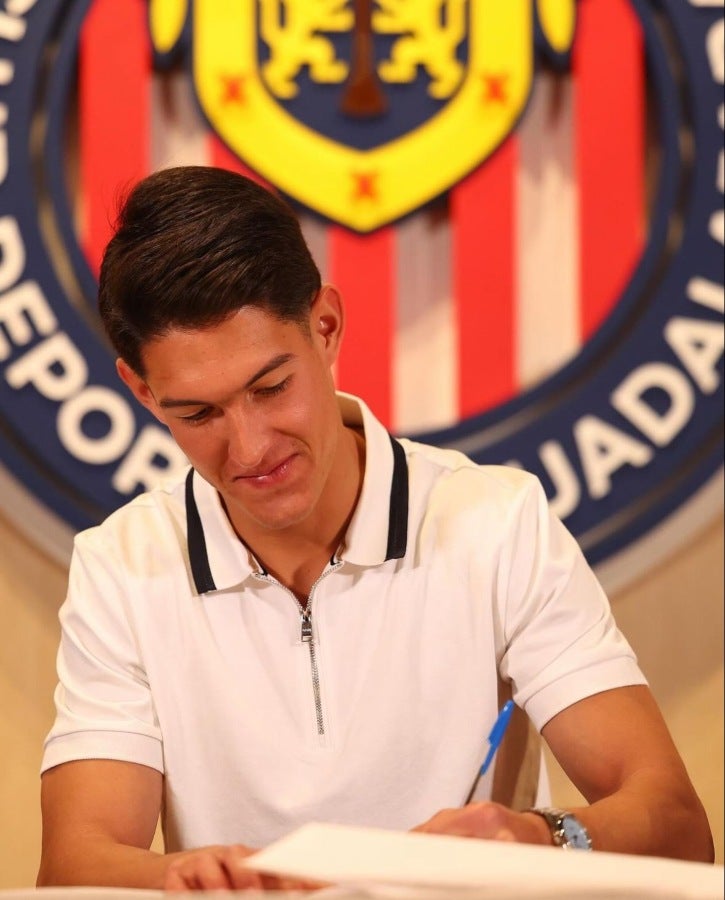 José Castillo en la firma de su contrato