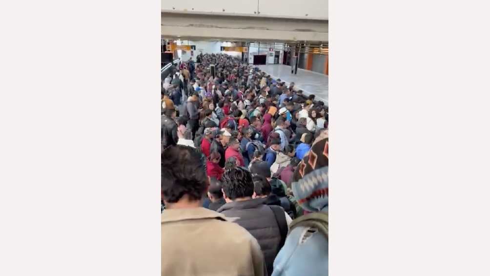 Las filas de los usuarios llegaban hasta las escaleras que conectaban con los andenes. 