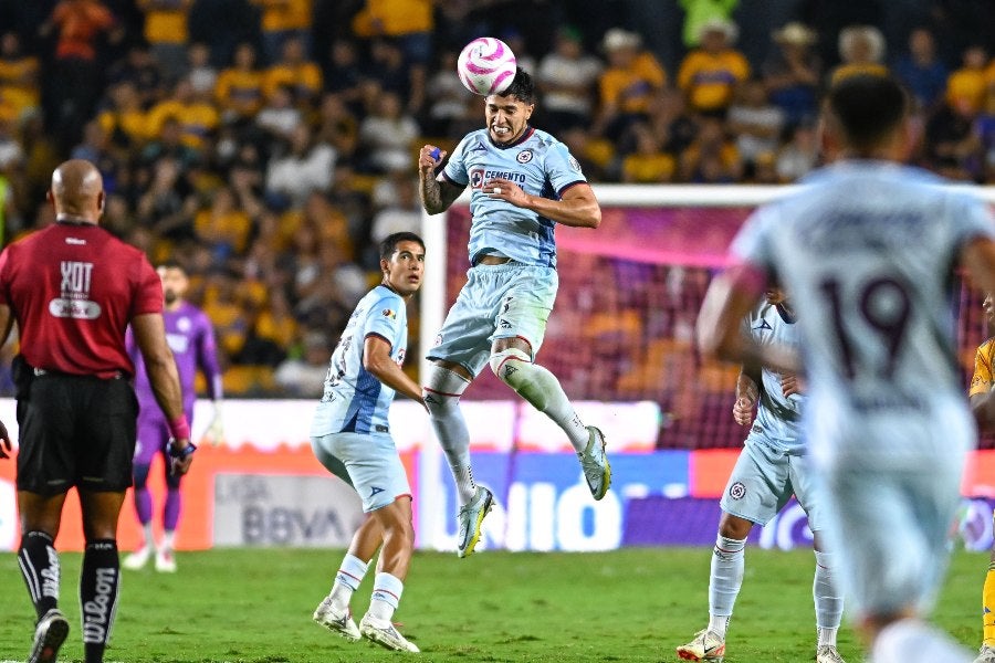 Carlos Salcedo en un duelo ante Tigres