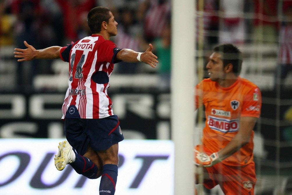 Hernánde en festejo de gol con Chivas