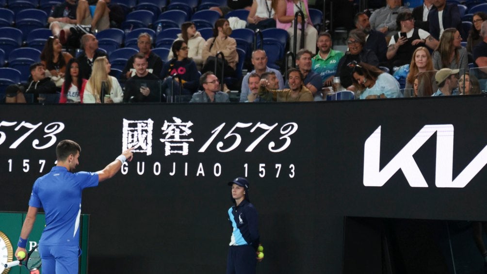 Djokovic discute con aficionado en sufrida victoria de 2da ronda en Australia: 'Dímelo a la cara'