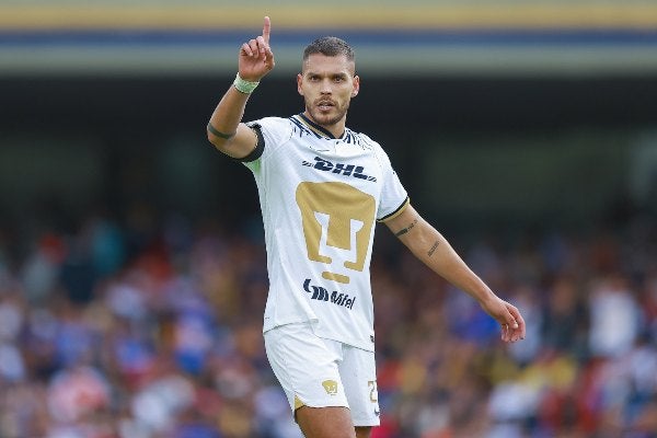 Nicolás Freire en un partido de Pumas