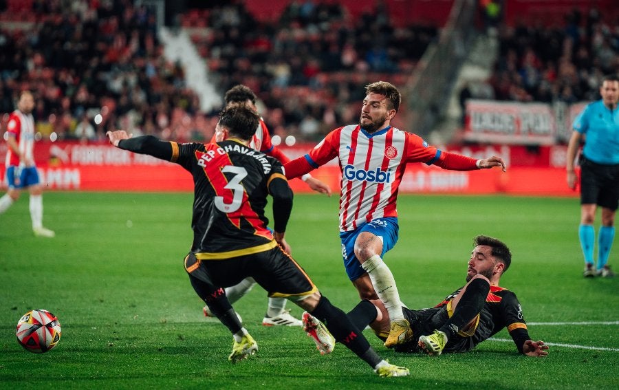 Cristian Portugués en la pelea del balón